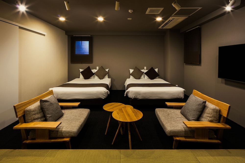 ラグジュアリー スイート ベッド (複数台) シティビュー リビング エリア3 | ランドーレジデンスすすきのスイーツ