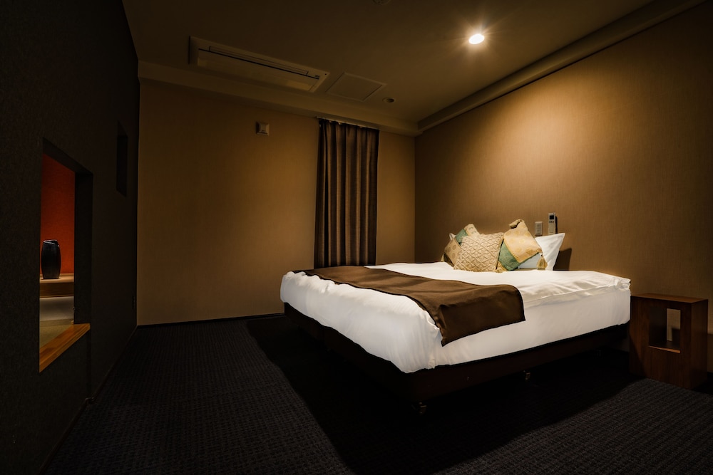 プレジデンシャル スイート ベッドルーム (複数) 禁煙 スパ浴槽 客室1 | ランドーレジデンスすすきのスイーツ