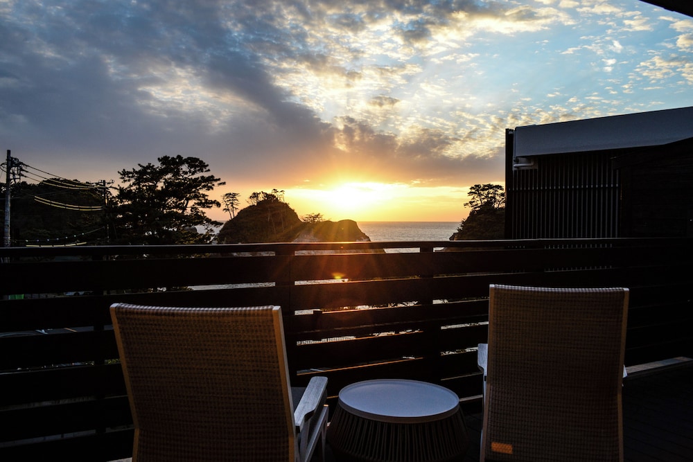 [瑠璃] 温泉露天風呂付客室 夕日百選の堂ヶ島と駿河湾を一望 禁煙 ビーチ / オーシャン ビュー0 | 繭二梁