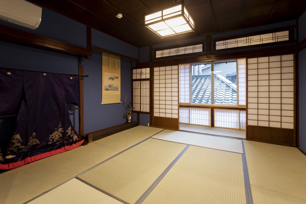 町家一棟貸し(国指定文化財) リビングルーム0 | 金沢町家 兼六