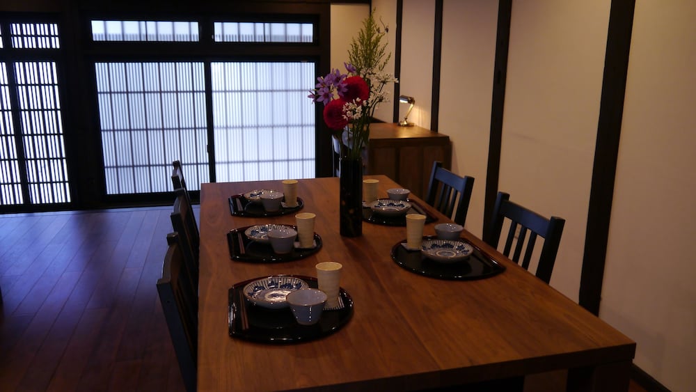 町家一棟まるまる 客室内のダイニングエリア0 | Canal House Takasegawa