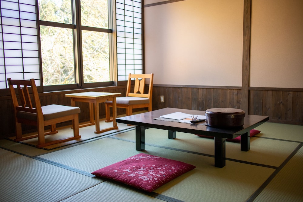 和室 専用露天風呂付 リビングルーム5 | 旅館ななかまど