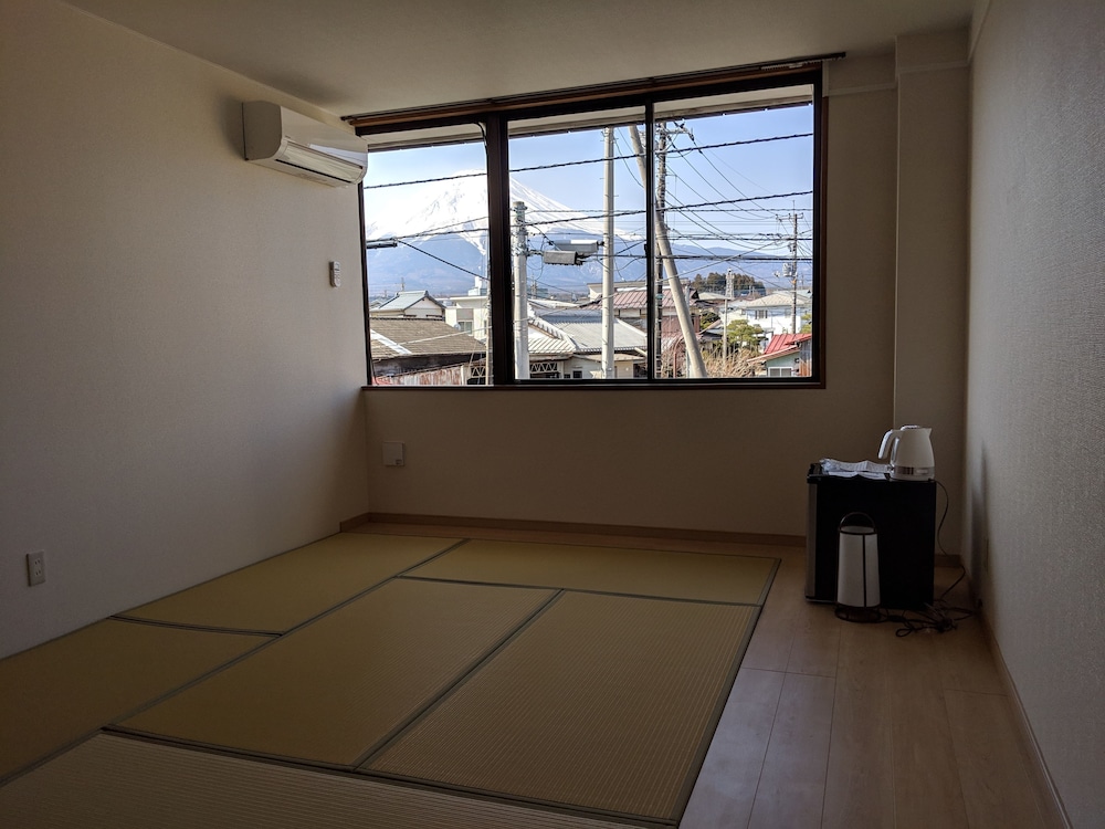 富士山眺望6畳和室 客室1 | 街のホテル