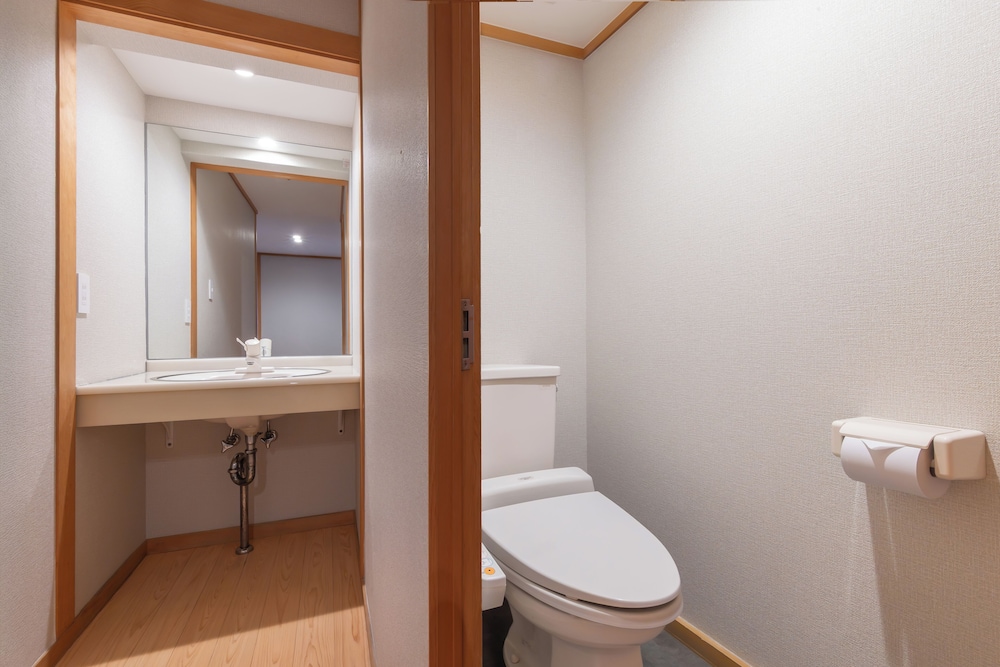 [禁煙] 和室10畳+8畳 バス無し 客室2 | 亀の井ホテル 草津リゾート