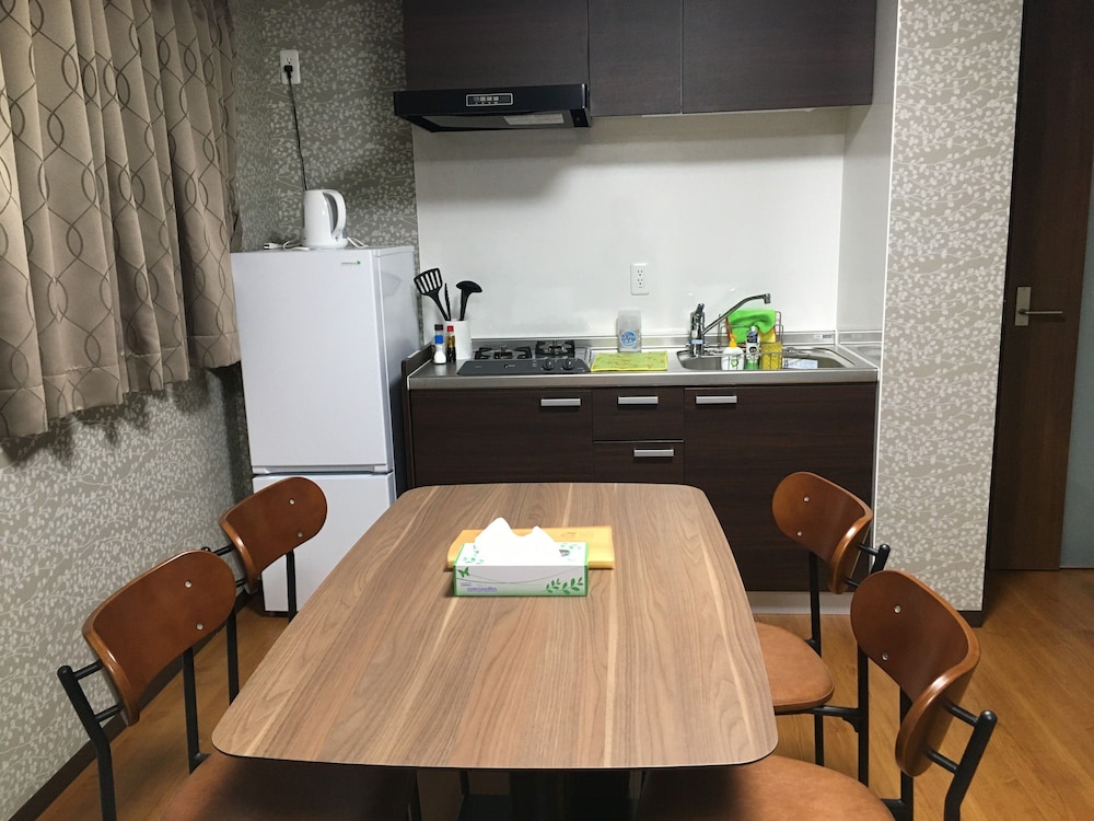 デラックス ファミリールーム 客室内のダイニングエリア0 | Beppu Hostel U&T