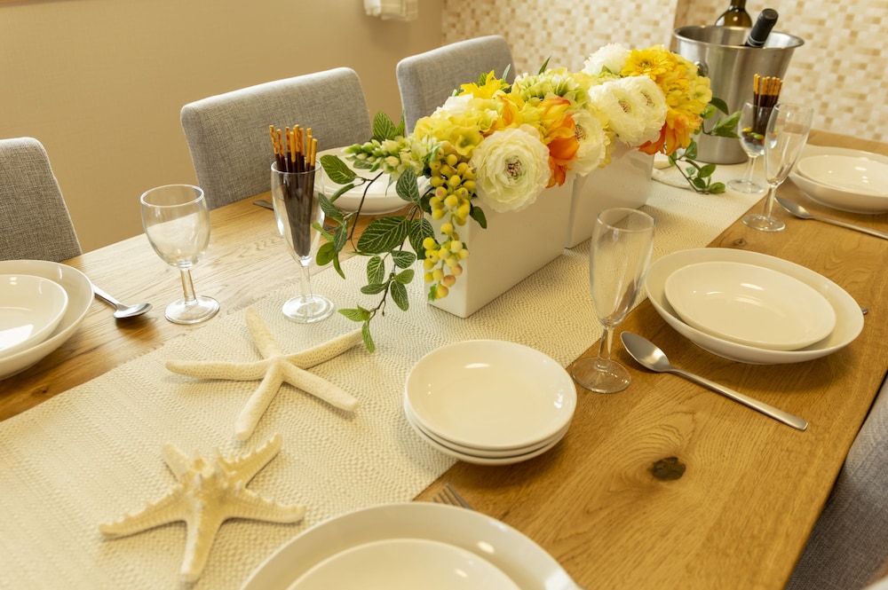 ハウス 4 ベッドルーム 客室内のダイニングエリア3 | 百名テラス