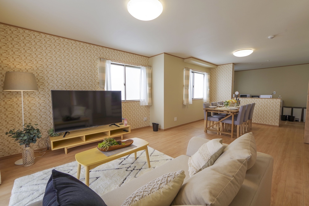 ハウス 4 ベッドルーム リビングルーム3 | 百名テラス