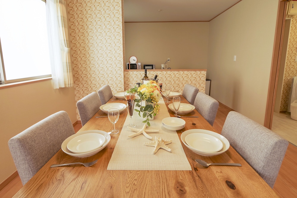 ハウス 4 ベッドルーム 客室内のダイニングエリア1 | 百名テラス