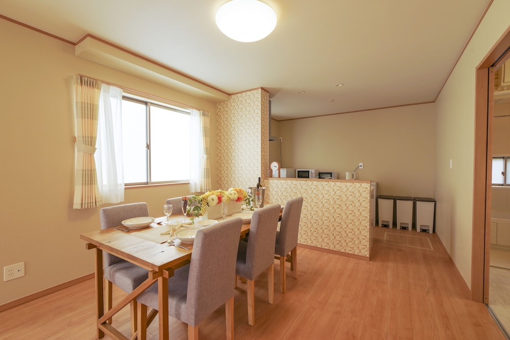 ハウス 4 ベッドルーム 客室内のダイニングエリア4 | 百名テラス