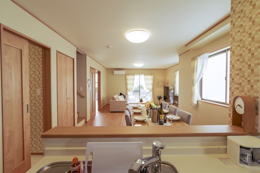 ハウス 4 ベッドルーム リビング エリア1 | 百名テラス