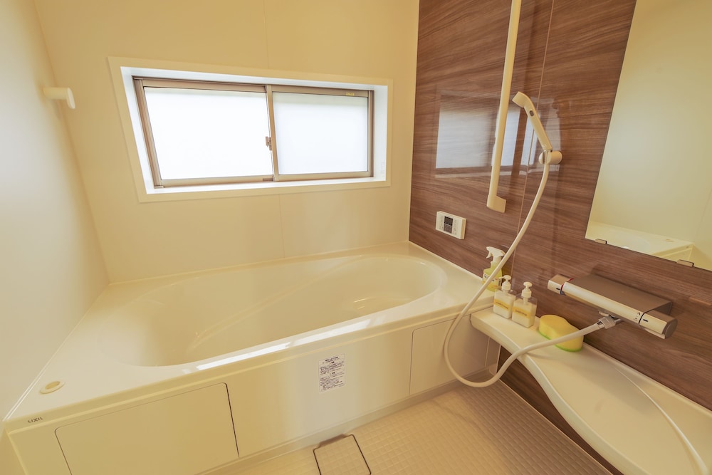 ハウス 4 ベッドルーム バスルーム1 | 百名テラス