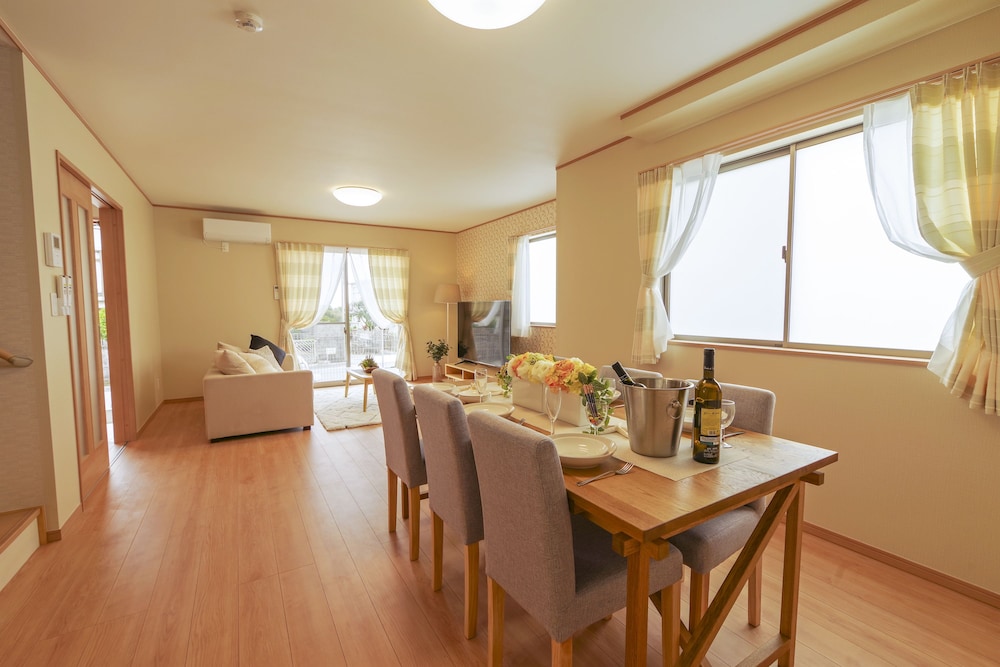 ハウス 4 ベッドルーム 客室内のダイニングエリア2 | 百名テラス