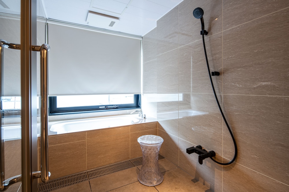 Room#205 スイートルーム ツイン バスルーム0 | La Viola