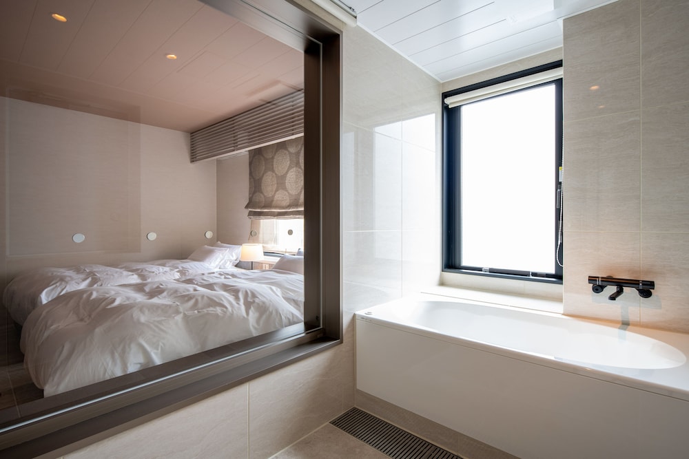 Room#301 スイートルーム ツイン バスルーム0 | La Viola