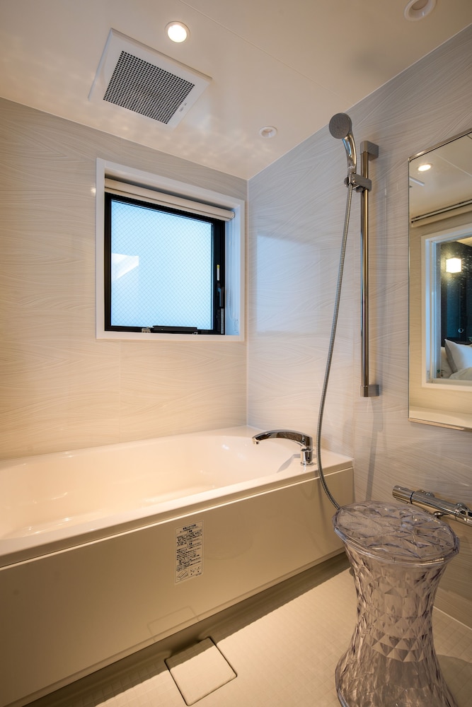 Room#202 スタンダードルーム クイーン バスルーム1 | La Viola