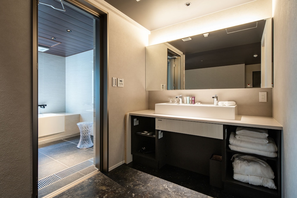 Room#201 スイートルーム ツイン バスルーム0 | La Viola