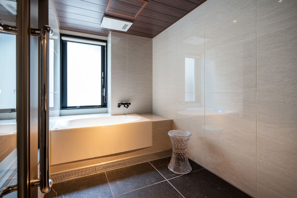 Room#201 スイートルーム ツイン バスルーム1 | La Viola