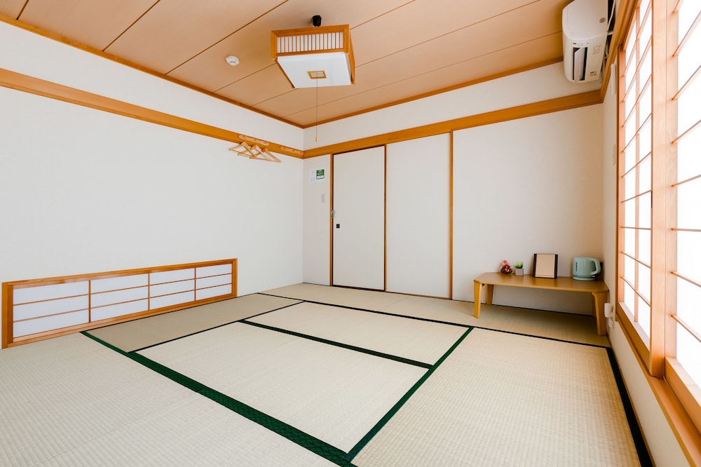 和室 4人部屋 共用バスルーム 客室4 | +9 station イン