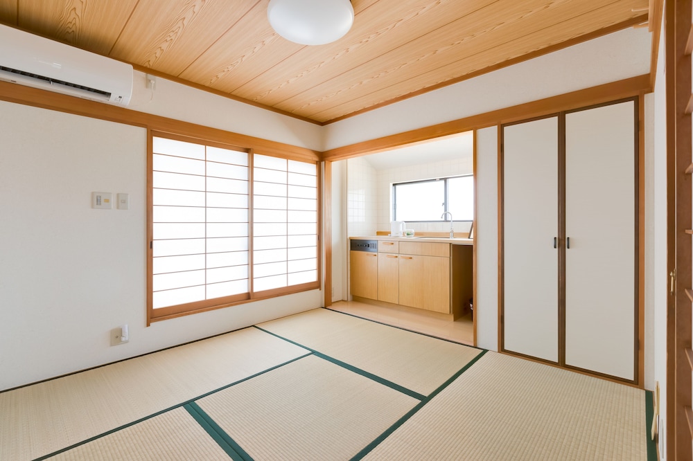 和室 3人部屋 共用バスルーム | +9 station イン