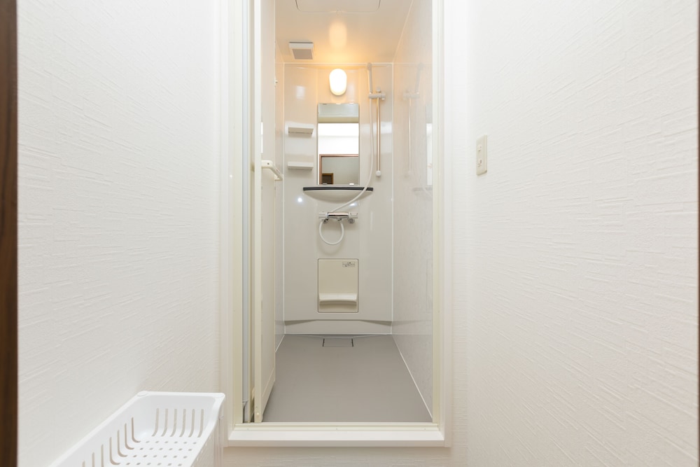 和室 3人部屋 共用バスルーム バスルーム0 | +9 station イン