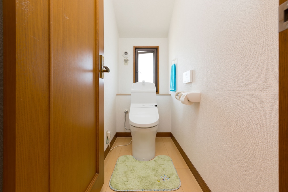 和室 3人部屋 共用バスルーム バスルーム1 | +9 station イン