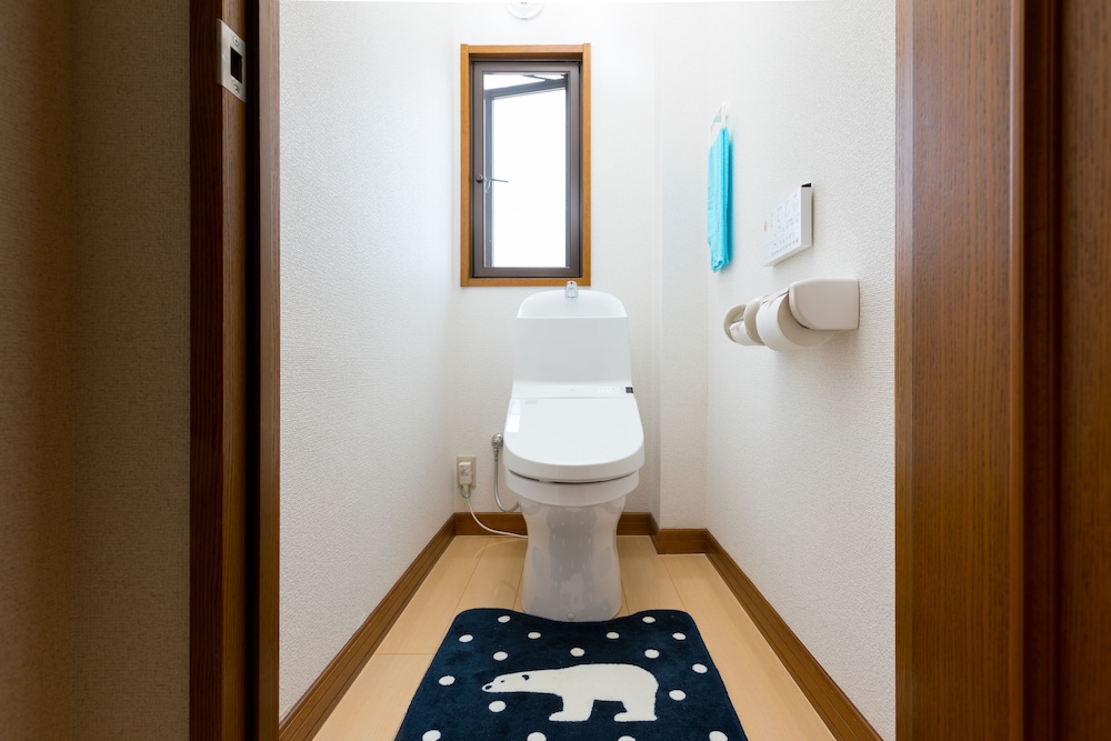 和室 3人部屋 共用バスルーム バスルーム2 | +9 station イン