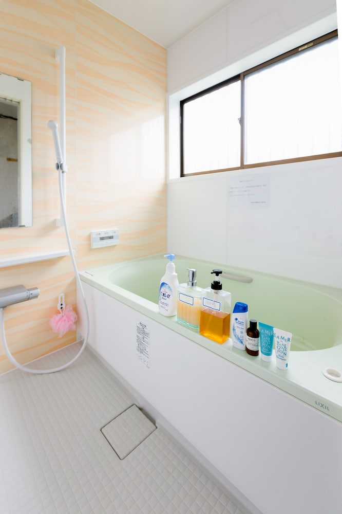 和室 6人部屋 専用バスルーム 深めの浴槽0 | A&Z ゲストハウス