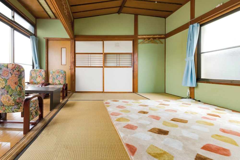 和室 6人部屋 専用バスルーム | A&Z ゲストハウス