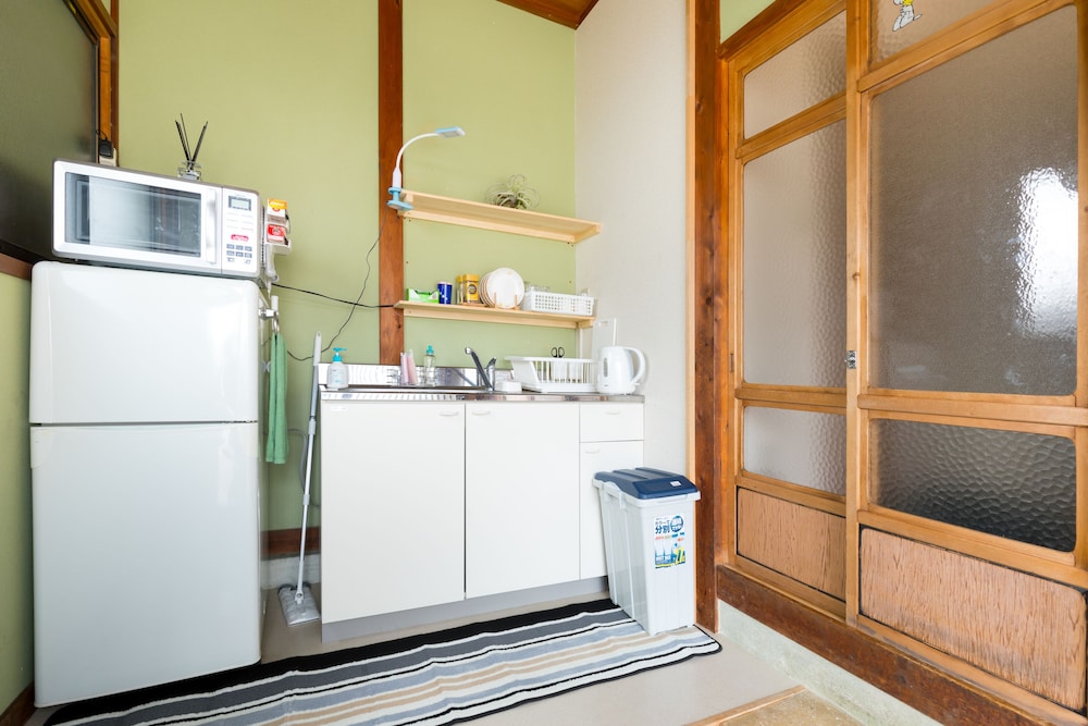 和室 6人部屋 専用バスルーム 専用簡易キッチン0 | A&Z ゲストハウス