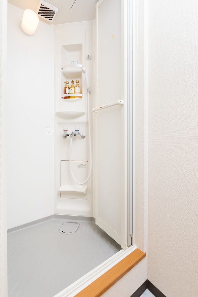 和室 6人部屋 専用バスルーム バスルームのシャワー0 | A&Z ゲストハウス