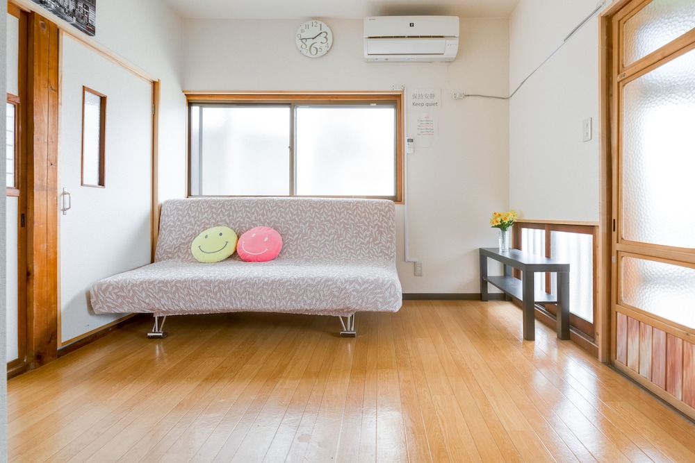 和室 6人部屋 専用バスルーム リビングルーム0 | A&Z ゲストハウス