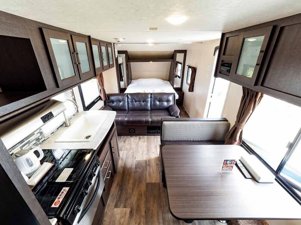 トレーラーハウス リビング エリア2 | ビーチリゾーツホテルカラカウア