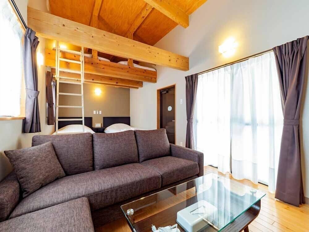 ファミリー コテージ リビング エリア1 | ビーチリゾーツホテルカラカウア