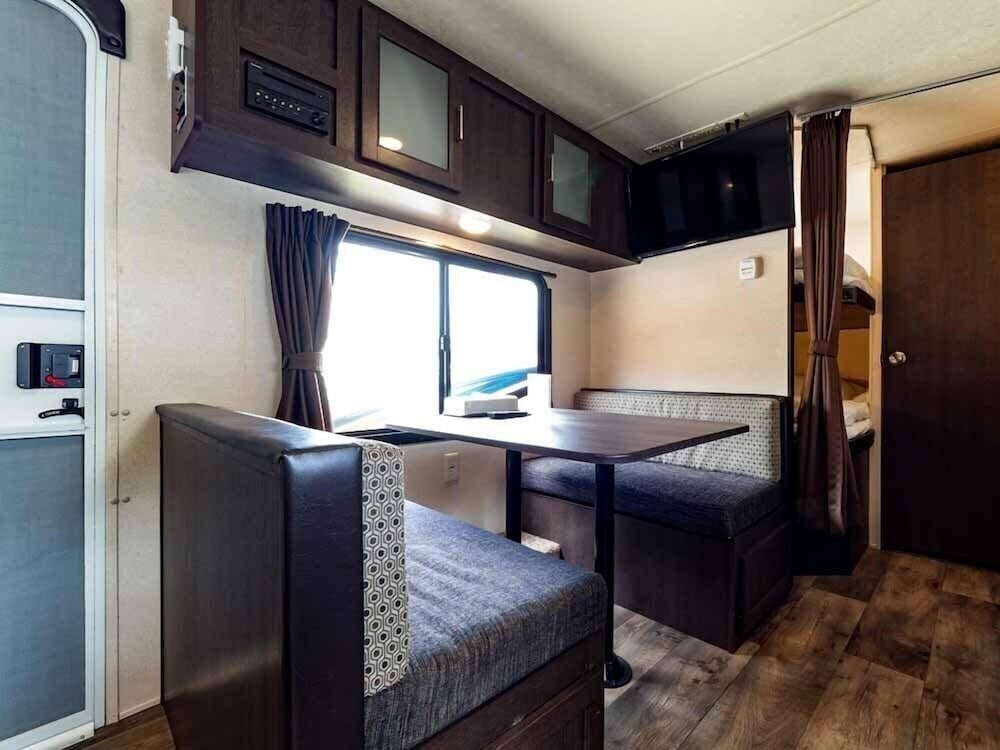 トレーラーハウス リビング エリア1 | ビーチリゾーツホテルカラカウア