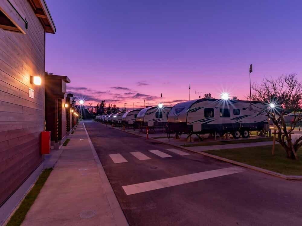 トレーラーハウス 施設の正面 (日没後)0 | ビーチリゾーツホテルカラカウア