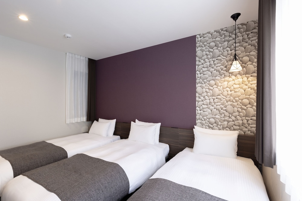 スーペリア ツインルーム エキストラベッド付き 客室2 | エムズホテル 五条 NAGINATAGIRI