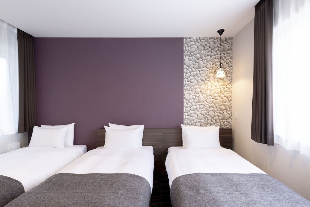 スーペリア ツインルーム エキストラベッド付き | エムズホテル 五条 NAGINATAGIRI