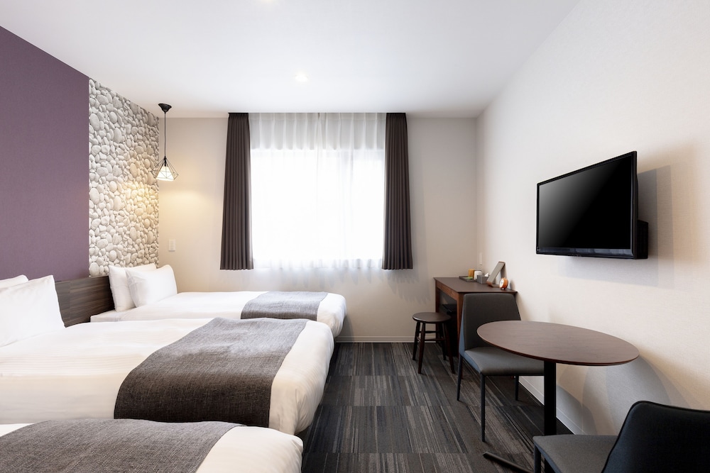 スーペリア ツインルーム エキストラベッド付き 客室1 | エムズホテル 五条 NAGINATAGIRI