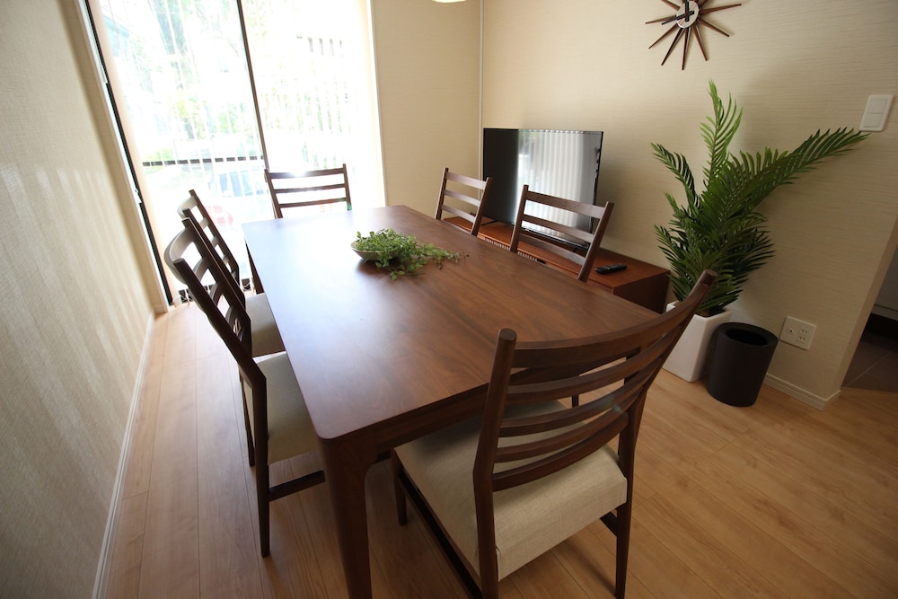 HV-2 客室内のダイニングエリア1 | HOPE VILLA 恩納村