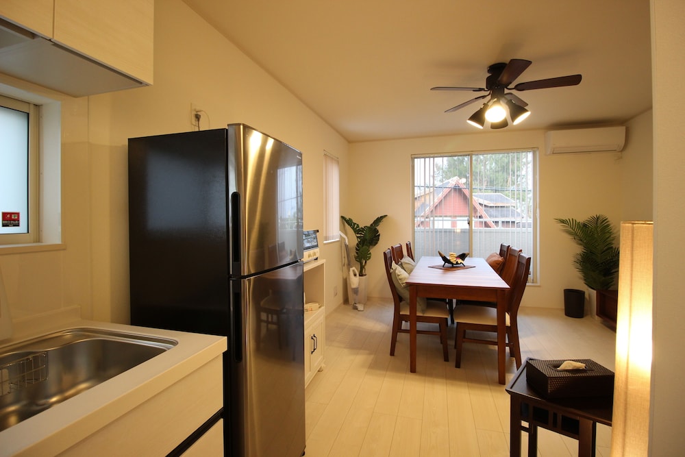 HV-7 客室内のダイニングエリア1 | HOPE VILLA 恩納村