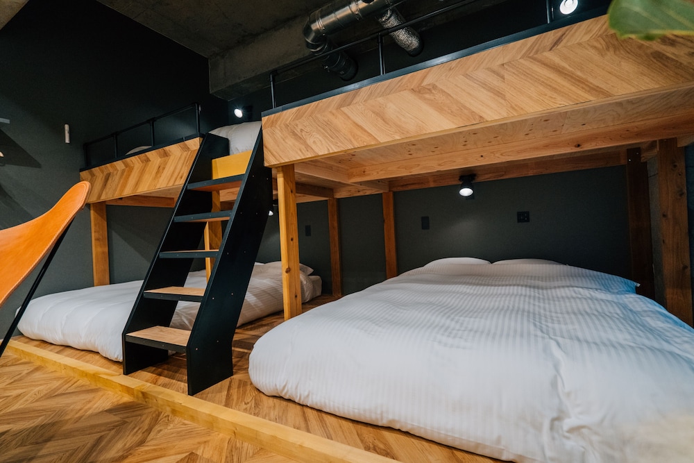 デラックストリプルルーム I ダブルベット3台 & ソファ1台 禁煙 客室2 | ゾンクホテル中洲であい橋