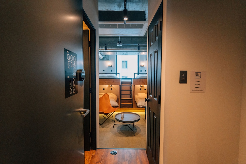 ザ グランドルーム ダブルベット4台 & ソファ1台 禁煙 客室6 | ゾンクホテル中洲であい橋