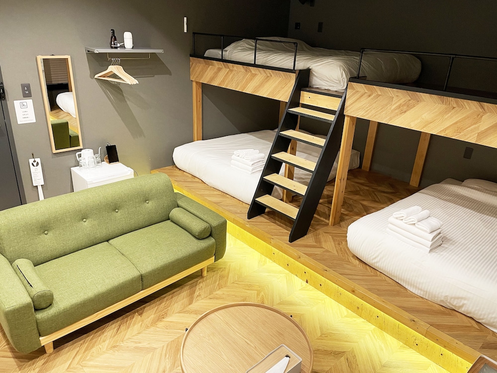 デラックストリプルルーム II ダブルベット3台 & ソファ1台 禁煙 | ゾンクホテル中洲であい橋