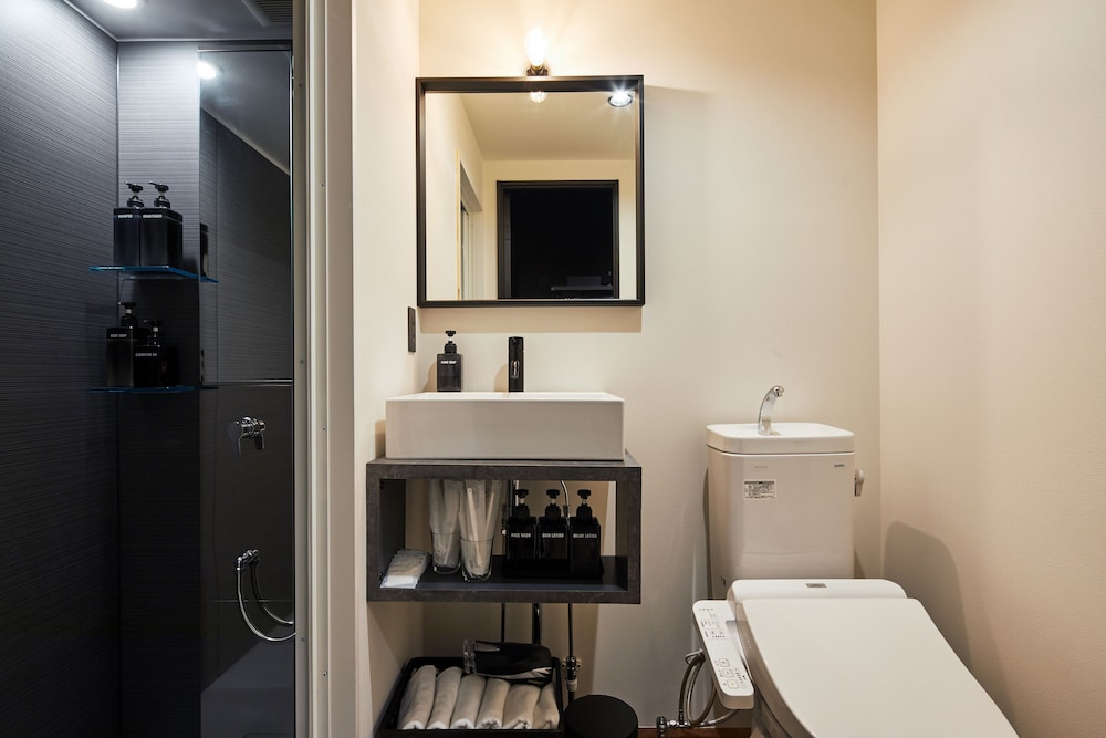 ザ グランドルーム ダブルベット4台 & ソファ1台 禁煙 客室2 | ゾンクホテル中洲であい橋