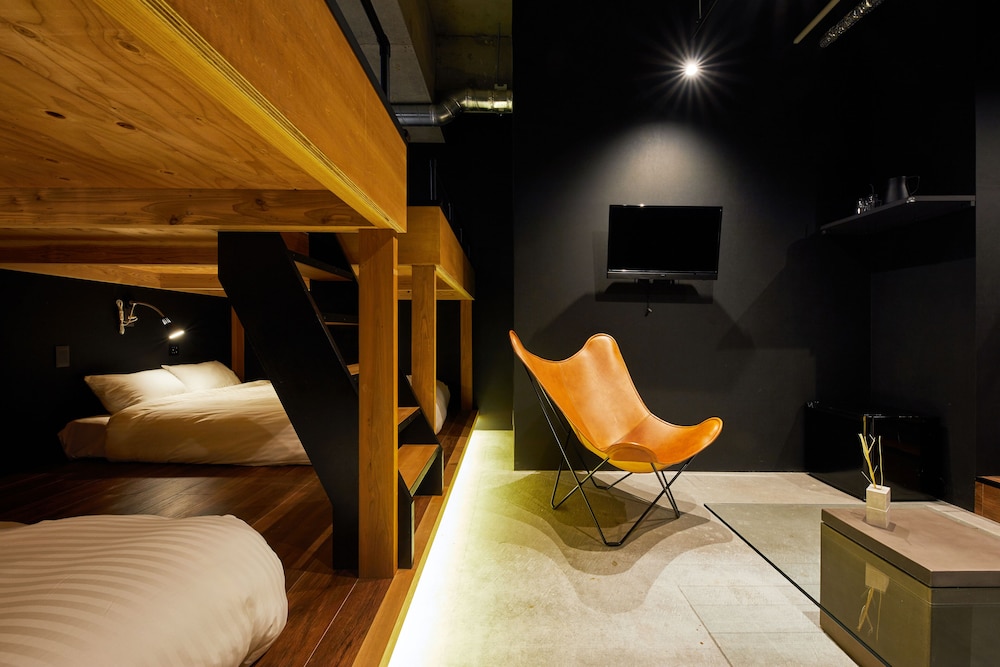 ザ グランドルーム ダブルベット4台 & ソファ1台 禁煙 客室5 | ゾンクホテル中洲であい橋