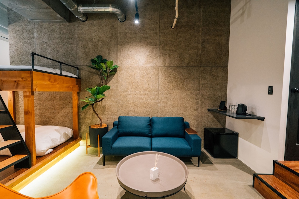 ザ グランドルーム ダブルベット4台 & ソファ1台 禁煙 客室3 | ゾンクホテル中洲であい橋