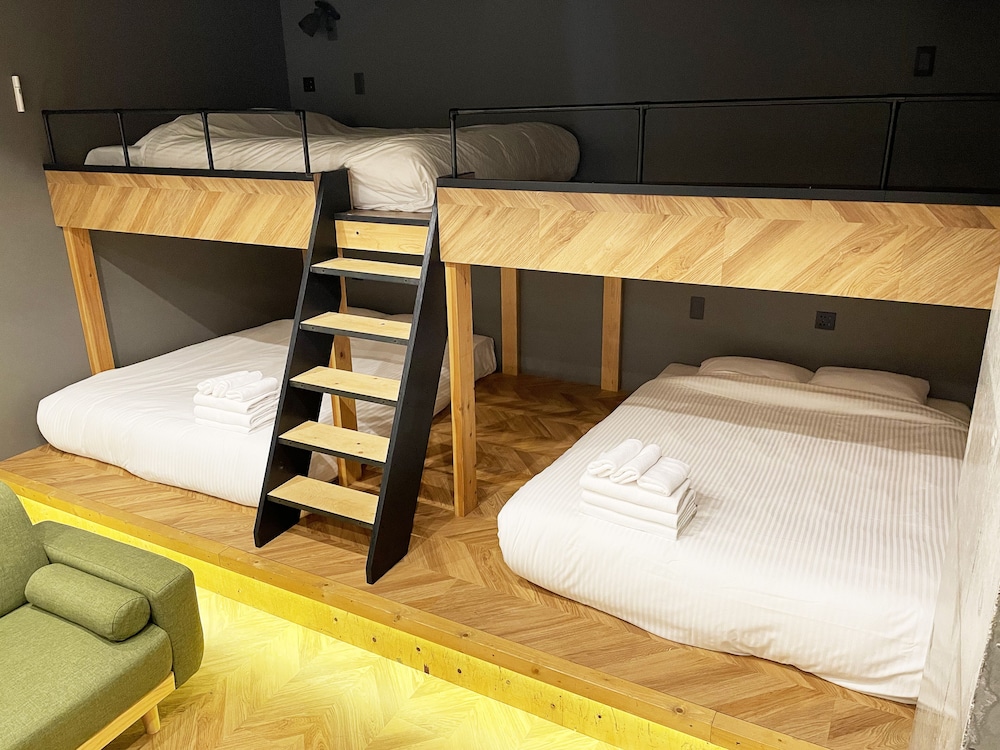 デラックストリプルルーム II ダブルベット3台 & ソファ1台 禁煙 客室0 | ゾンクホテル中洲であい橋