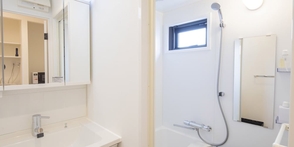 301 スタンダードトリプルルーム 禁煙 バスルーム1 | Family Inn 慶