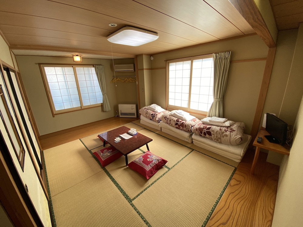 和室 3人部屋 専用トイレ 共用バスルーム 客室4 | Nozawa Dream Central