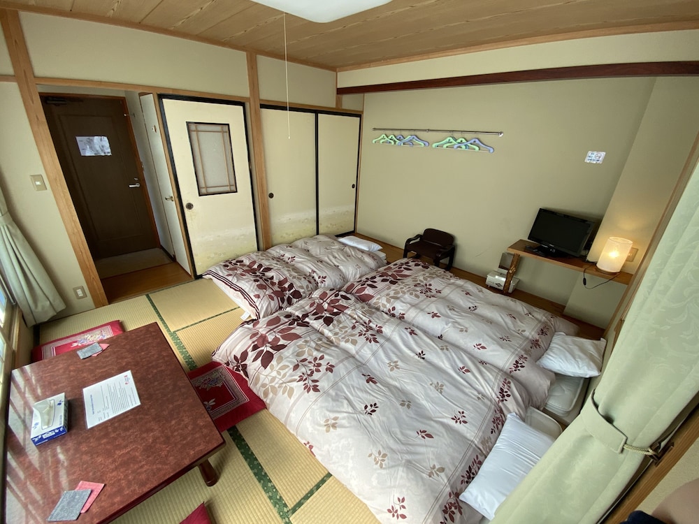 和室 3人部屋 専用トイレ 共用バスルーム 客室2 | Nozawa Dream Central